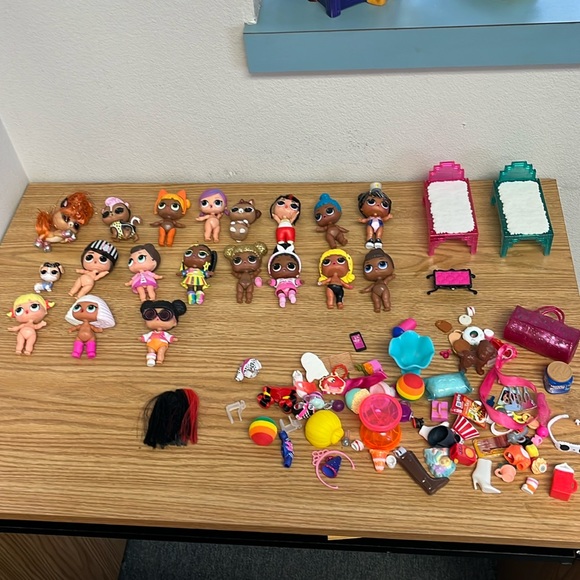 19 LOL dolls and accessories with carry organizer. Good used condition. - Picture 1 of 8